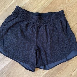 Lululemon Track that Short 5”, Size 10
VGUC
